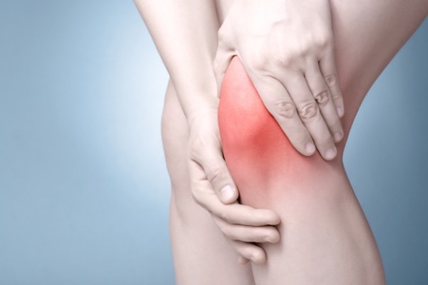 痛くて歩くのが苦痛…多くの人が悩む膝痛の原因｜効果的なストレッチ方法は？